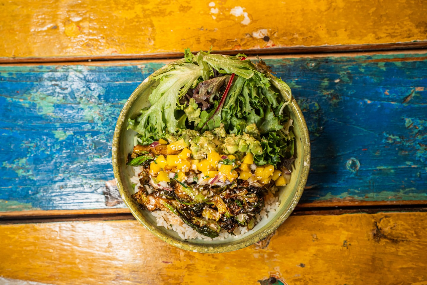 Enter the BRUSS LEE BOWL 🥦🔥
Crispy Brussels sprouts kicking things off…
then BOOM—guac, kung pao sauce, citrus aioli, mango salsa…
Sweet. Spicy. Crunchy. Legendary.
This bowl doesn’t play around.
It fights flavor by flavor… and wins every time. 🥊
Ready to take your first bite?